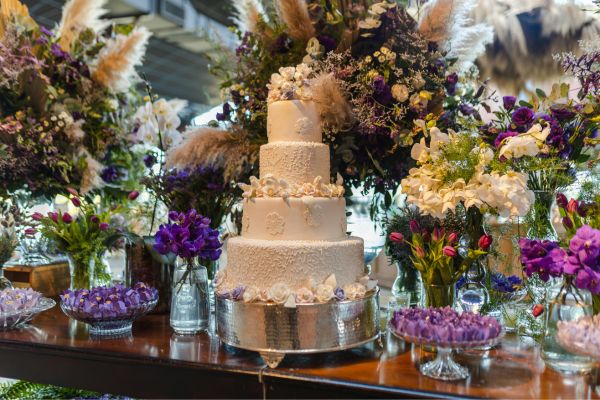 popular wedding cake trends this year
